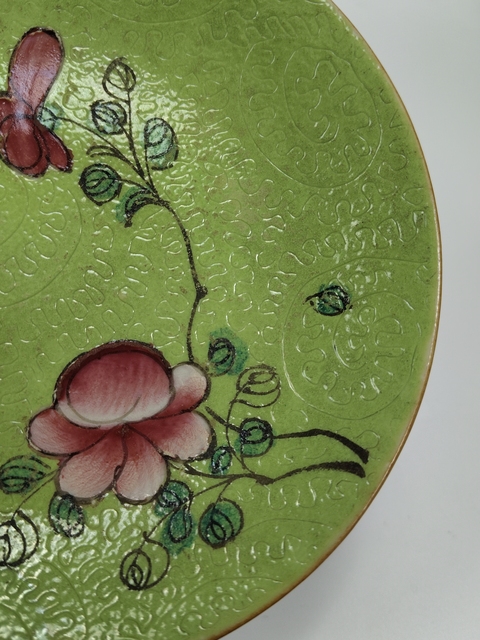 古玩陶瓷綠釉壓道粉彩花卉紋盤真品鑒賞圖