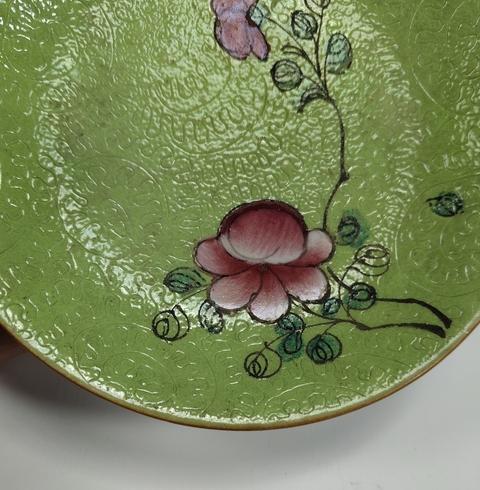 古玩陶瓷綠釉壓道粉彩花卉紋盤真品鑒賞圖