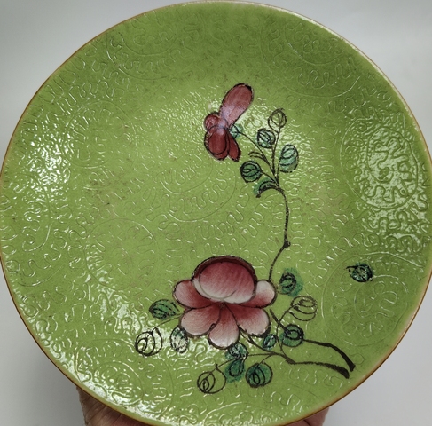 古玩陶瓷綠釉壓道粉彩花卉紋盤真品鑒賞圖