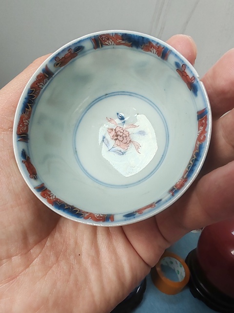 古玩陶瓷青花礬紅描金花卉紋杯真品鑒賞圖