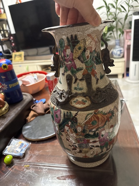 古玩陶瓷哥釉地鐵銹釉五彩加粉彩刀馬人瓶真品鑒賞圖