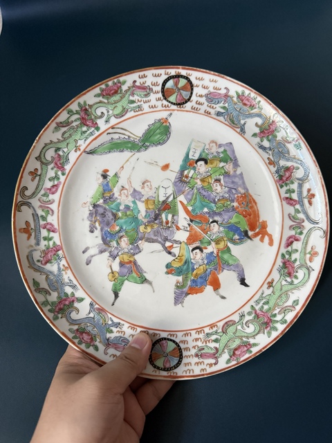 古玩陶瓷清·咸豐刀馬人物細路廣彩超大盤，邊飾龍紋拍賣，當前價格3300元