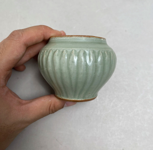 古玩陶瓷元末明初·龍泉青瓷刻仰蓮紋罐拍賣,當前價格10000元