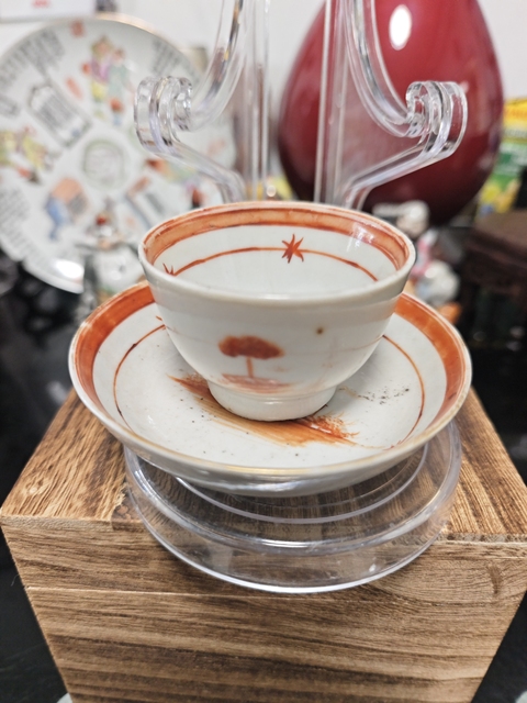 古玩陶瓷清中期礬紅彩牛眼杯碟拍賣,當前價格988元