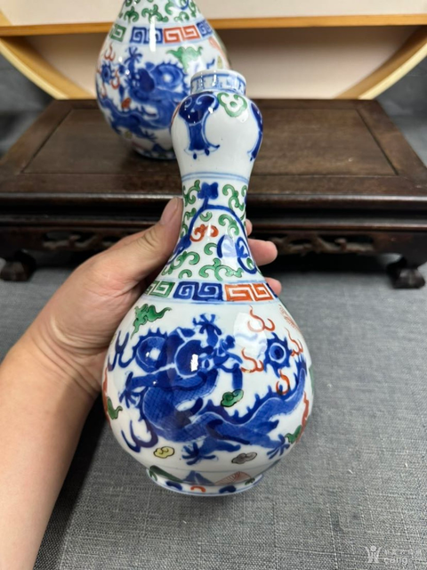 古玩陶瓷青花五彩龍紋蒜頭瓶真品鑒賞圖