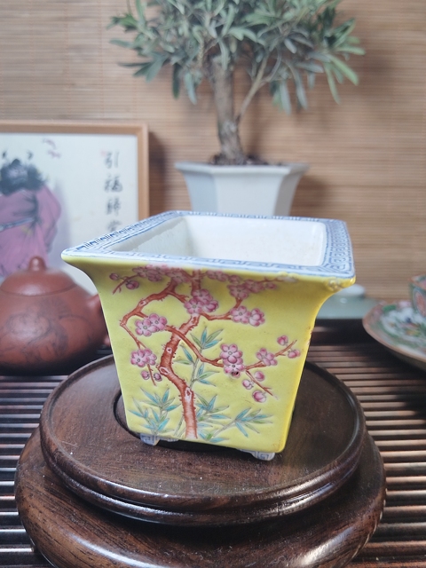 古玩陶瓷黃地粉彩花卉紋小花盆拍賣,當前價格7500元