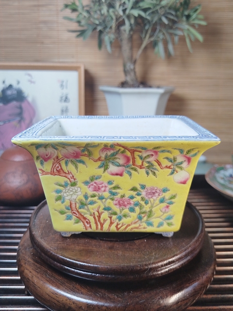 古玩陶瓷黃地粉彩花卉紋小花盆拍賣,當前價格7500元