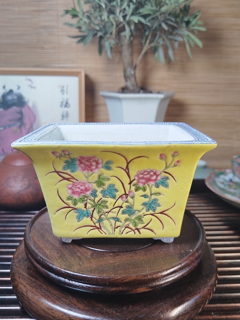 古玩陶瓷黃地粉彩花卉紋小花盆拍賣,當前價格7500元