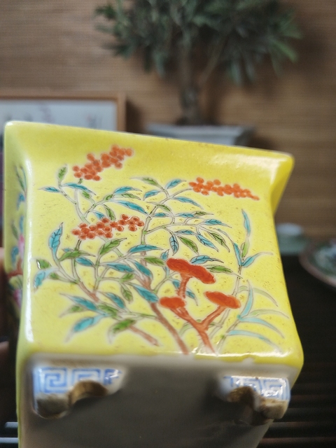 古玩陶瓷黃地粉彩花卉紋小花盆拍賣,當前價格7500元