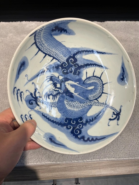 古玩陶瓷過墻龍紋青花盤真品鑒賞圖