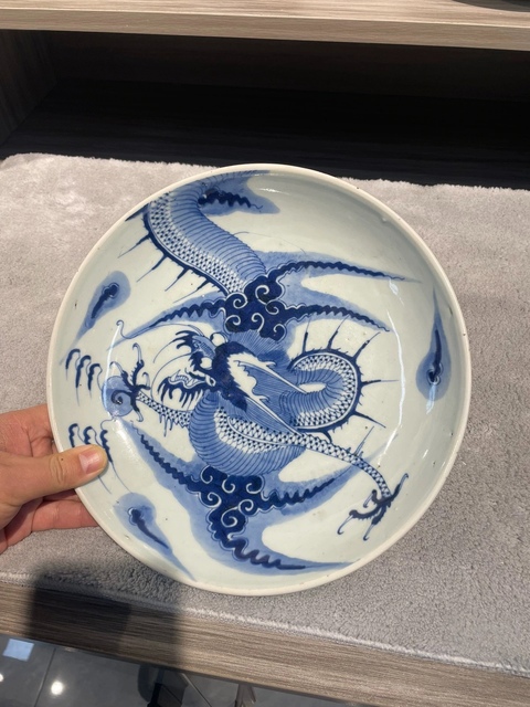 古玩陶瓷過墻龍紋青花盤真品鑒賞圖