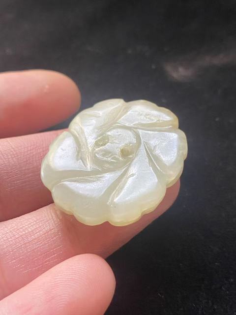 古玩玉器(一口價放漏)清代和田玉雕“花卉扣”拍賣,當(dāng)前價格3800元