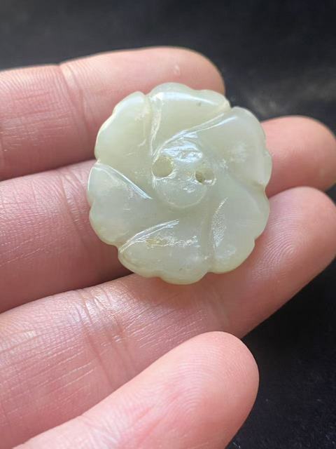 古玩玉器(一口價放漏)清代和田玉雕“花卉扣”拍賣,當(dāng)前價格3800元