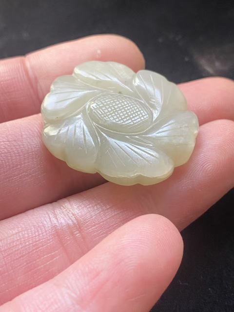 古玩玉器(一口價放漏)清代和田玉雕“花卉扣”拍賣,當(dāng)前價格3800元