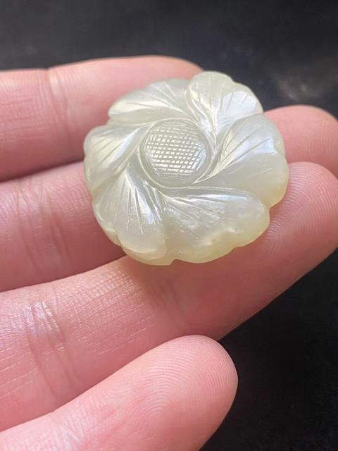 古玩玉器(一口價放漏)清代和田玉雕“花卉扣”拍賣,當(dāng)前價格3800元