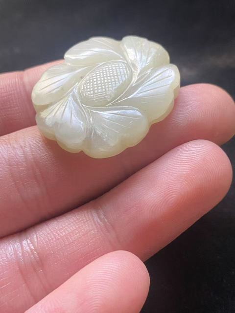 古玩玉器(一口價放漏)清代和田玉雕“花卉扣”拍賣,當(dāng)前價格3800元