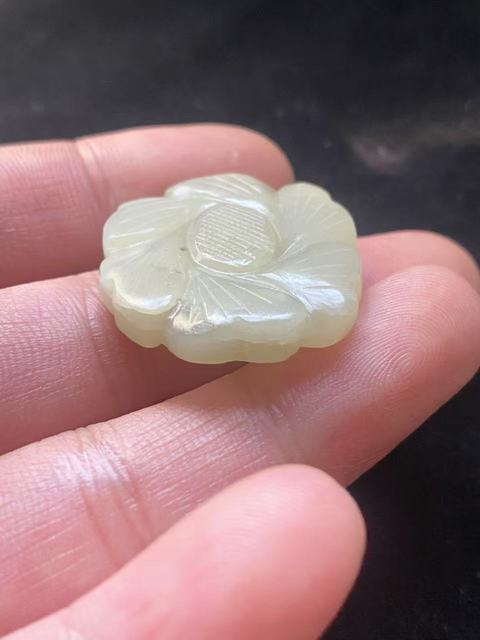 古玩玉器(一口價放漏)清代和田玉雕“花卉扣”拍賣,當(dāng)前價格3800元