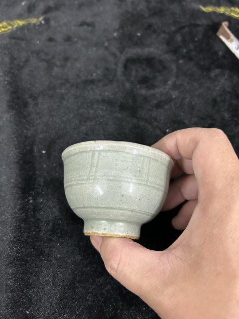 古玩陶瓷晚明青釉暗刻杯拍賣,當前價格1200元