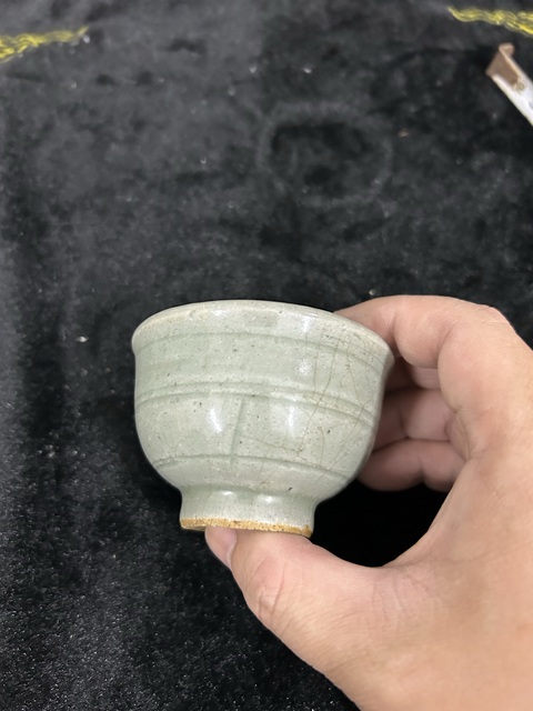 古玩陶瓷晚明青釉暗刻杯拍賣,當前價格1200元