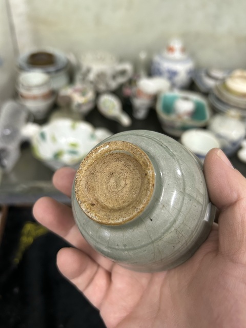 古玩陶瓷晚明青釉暗刻杯拍賣,當前價格1200元