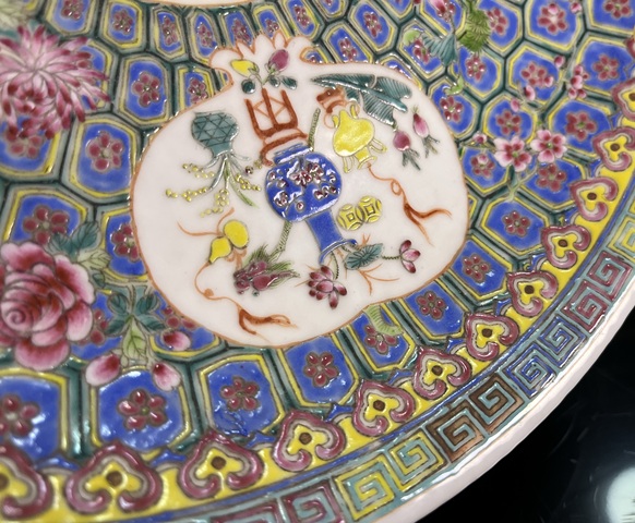 古玩陶瓷民國·超細(xì)粉彩錦地開窗博古花卉紋大盤拍賣，當(dāng)前價(jià)格7777元