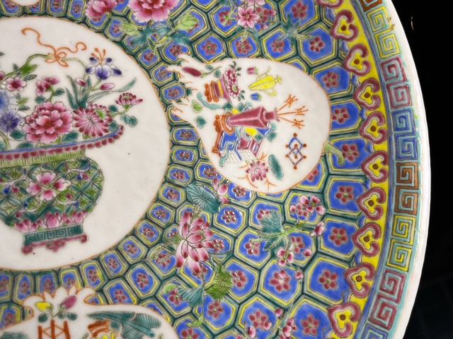 古玩陶瓷民國·超細(xì)粉彩錦地開窗博古花卉紋大盤拍賣，當(dāng)前價(jià)格7777元