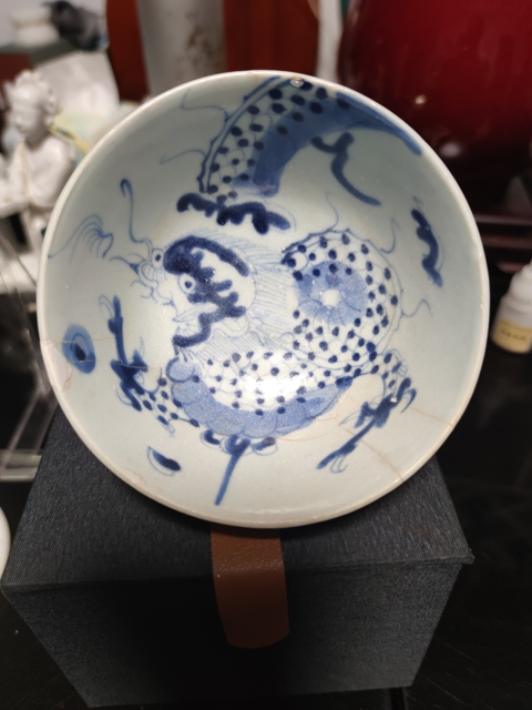 古玩陶瓷清中期青花過(guò)墻龍紋茶圓拍賣，當(dāng)前價(jià)格500元