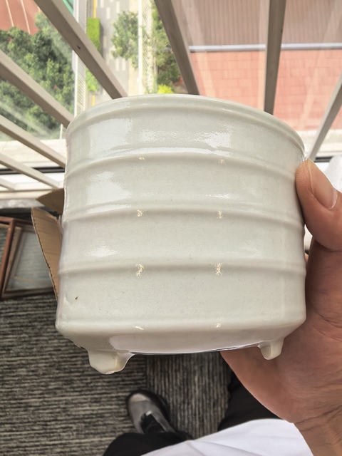 古玩陶瓷幾十年的白釉旋紋德化窯三足爐真品鑒賞圖