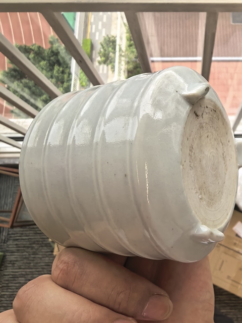 古玩陶瓷幾十年的白釉旋紋德化窯三足爐真品鑒賞圖