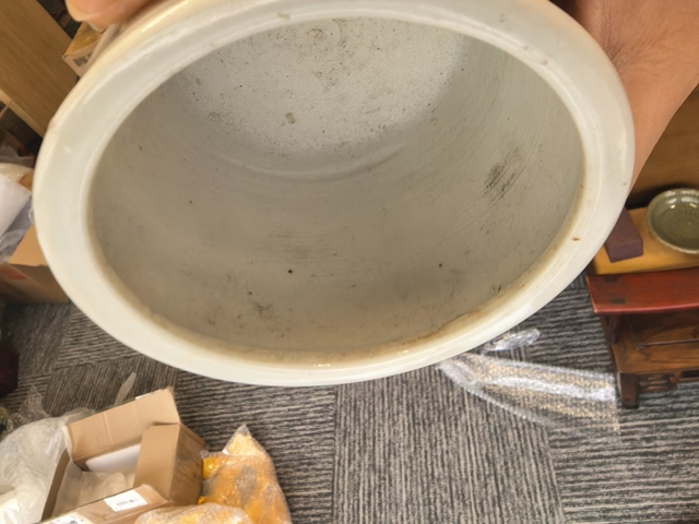 古玩陶瓷幾十年的白釉旋紋德化窯三足爐真品鑒賞圖