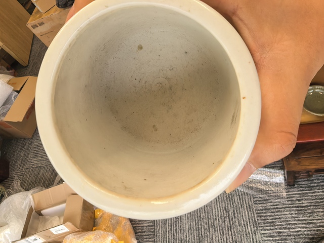 古玩陶瓷幾十年的白釉旋紋德化窯三足爐真品鑒賞圖