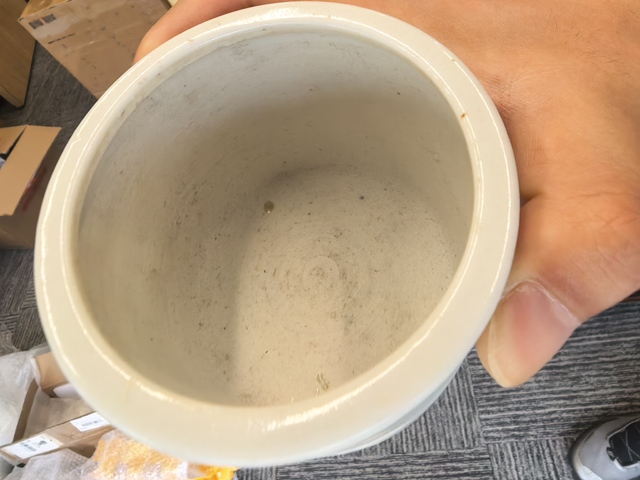 古玩陶瓷幾十年的白釉旋紋德化窯三足爐真品鑒賞圖