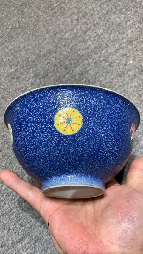 古玩陶瓷乾隆·藍釉軋道粉彩皮球花紋碗 真品鑒賞圖