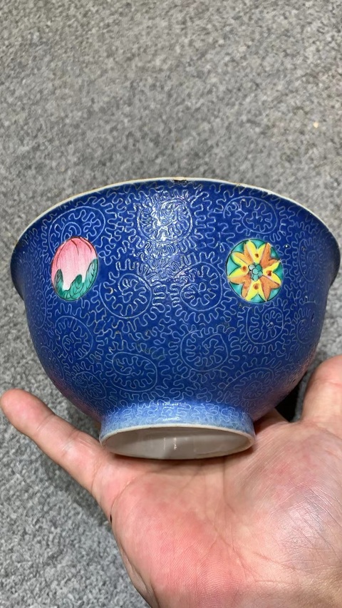 古玩陶瓷乾隆·藍釉軋道粉彩皮球花紋碗 真品鑒賞圖