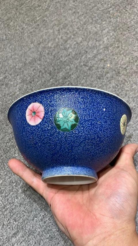 古玩陶瓷乾隆·藍釉軋道粉彩皮球花紋碗 真品鑒賞圖