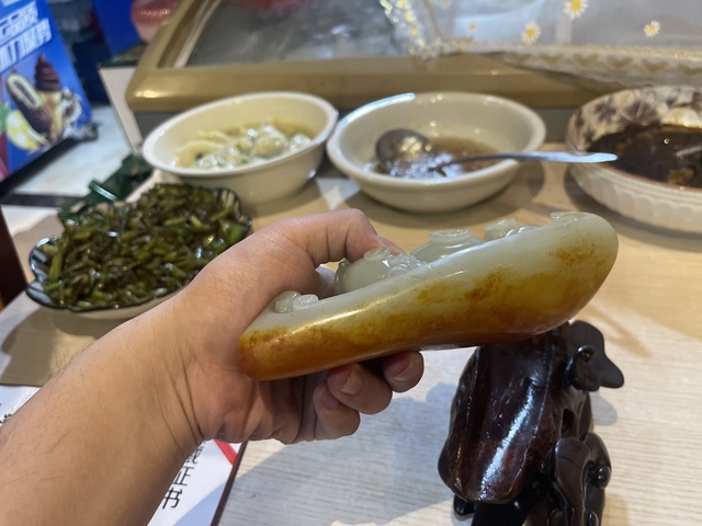 古玩玉器天然和田玉籽料雕件真品鑒賞圖