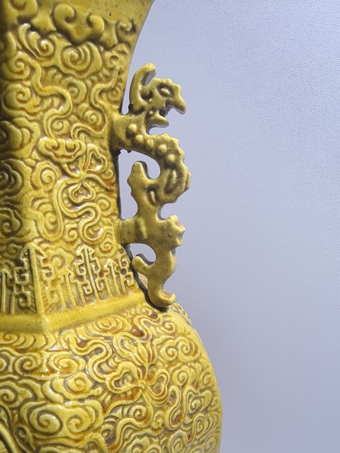 古玩陶瓷黃釉六方雙耳瓶真品鑒賞圖