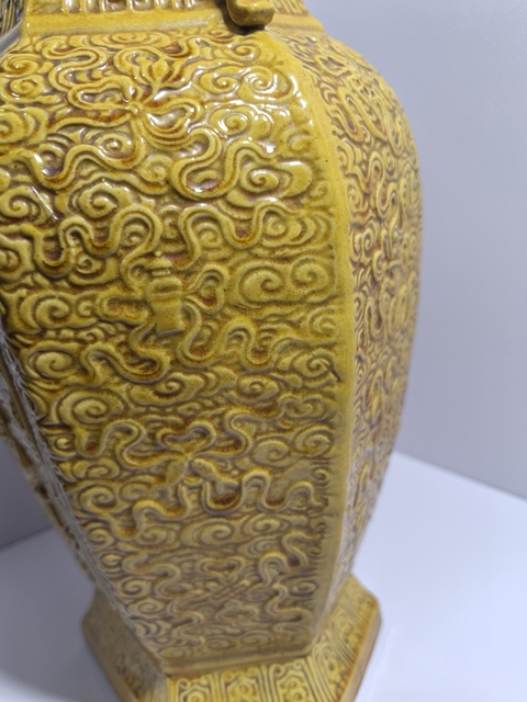 古玩陶瓷黃釉六方雙耳瓶真品鑒賞圖