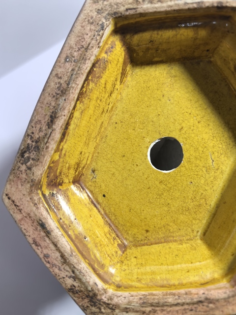 古玩陶瓷黃釉六方雙耳瓶真品鑒賞圖
