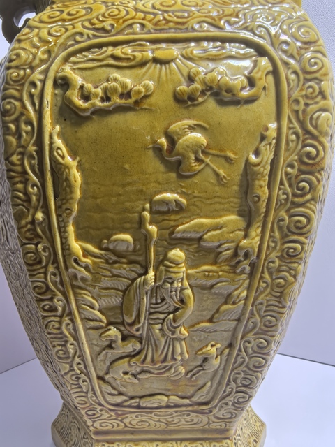 古玩陶瓷黃釉六方雙耳瓶真品鑒賞圖