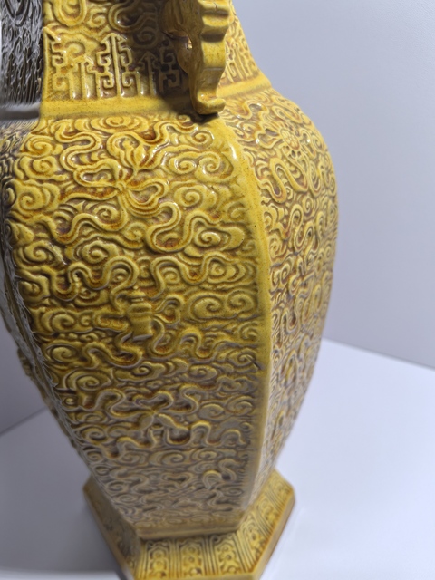古玩陶瓷黃釉六方雙耳瓶真品鑒賞圖