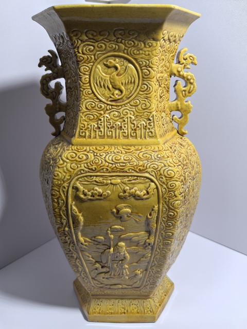 古玩陶瓷黃釉六方雙耳瓶真品鑒賞圖