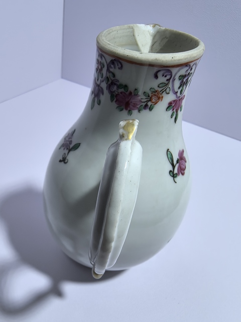 古玩陶瓷花卉紋廣彩奶壺真品鑒賞圖
