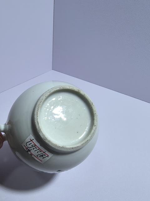 古玩陶瓷花卉紋廣彩奶壺真品鑒賞圖