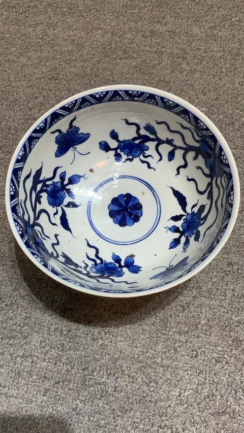 古玩陶瓷外醬釉內(nèi)青花花卉紋碗真品鑒賞圖