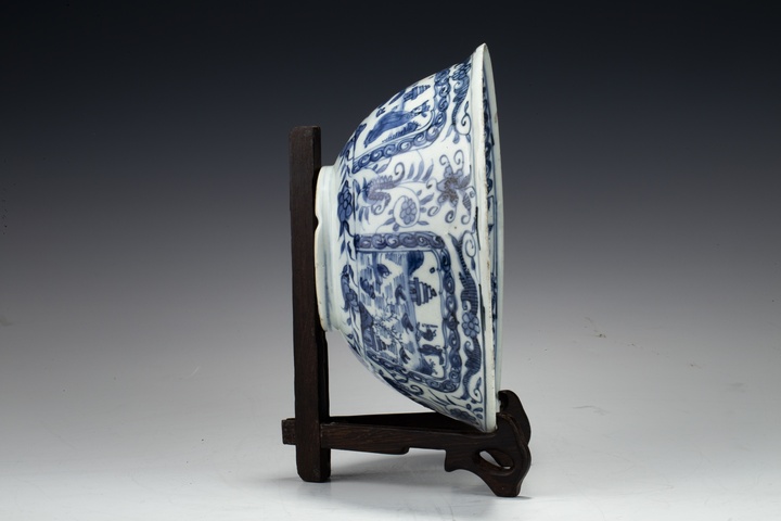 古玩陶瓷明末清初·青花開窗山水高士花卉紋大碗真品鑒賞圖