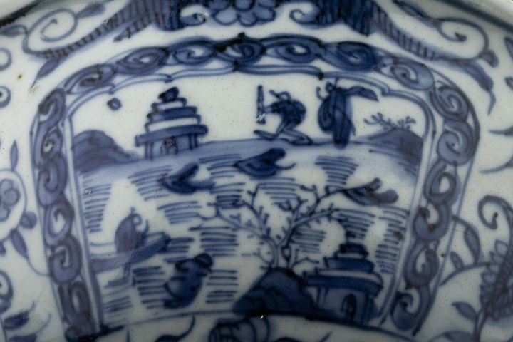 古玩陶瓷明末清初·青花開窗山水高士花卉紋大碗真品鑒賞圖