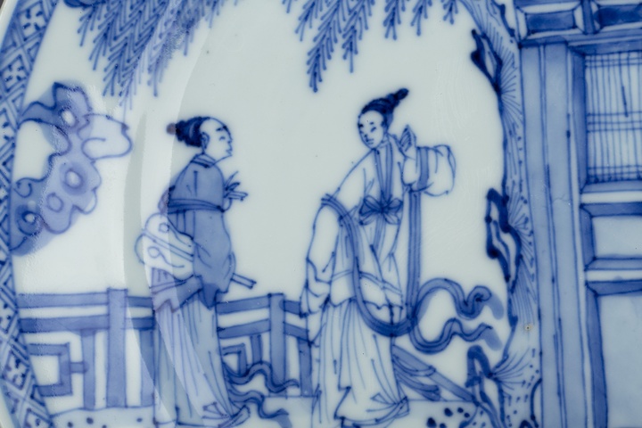古玩陶瓷清康熙·青花西廂記人物紋折沿盤拍賣，當前價格6200元