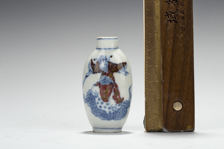 古玩陶瓷清晚·青花釉里紅人物紋鼻煙壺真品鑒賞圖