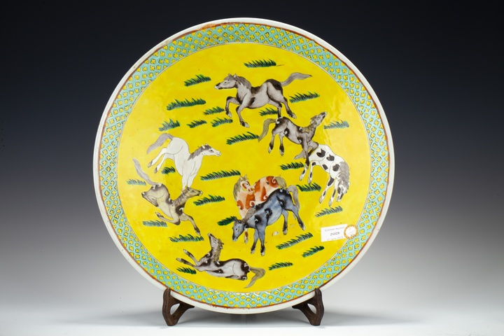 古玩陶瓷清晚·黃地粉彩八駿圖大盤（42）拍賣，當(dāng)前價(jià)格28000元
